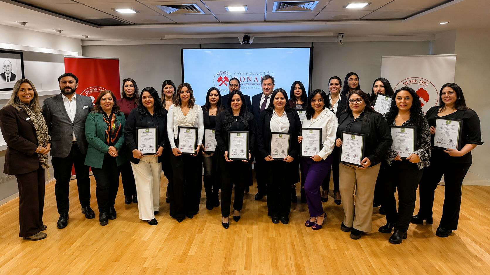 Entrega de certificados a alumnos capacitados